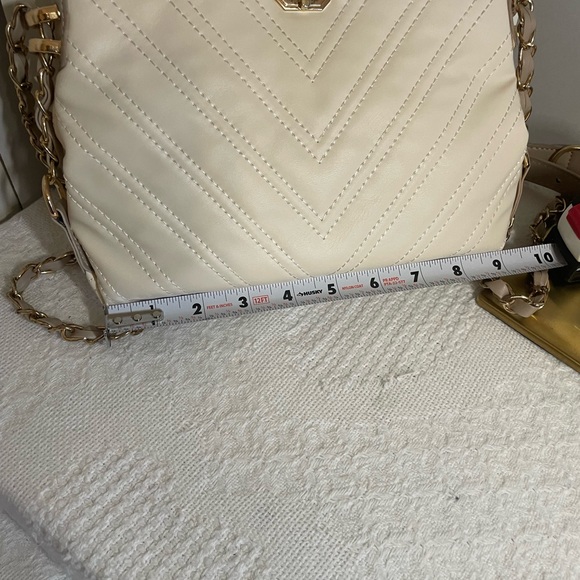 Elegant Cream Quilted Shoulder Bag - Picture 4 of 12